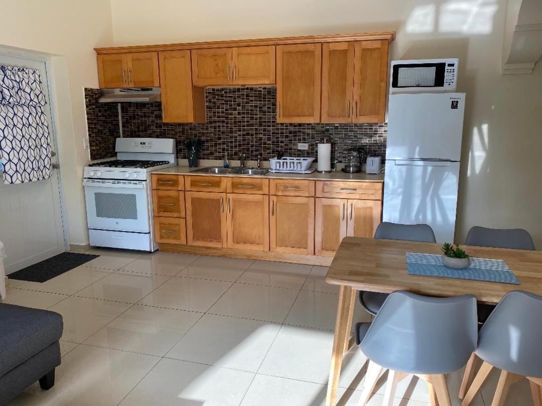 Lovely 2 Bedroom Apartment In Quiet Neighborhood! Philipsburg  Eksteriør billede